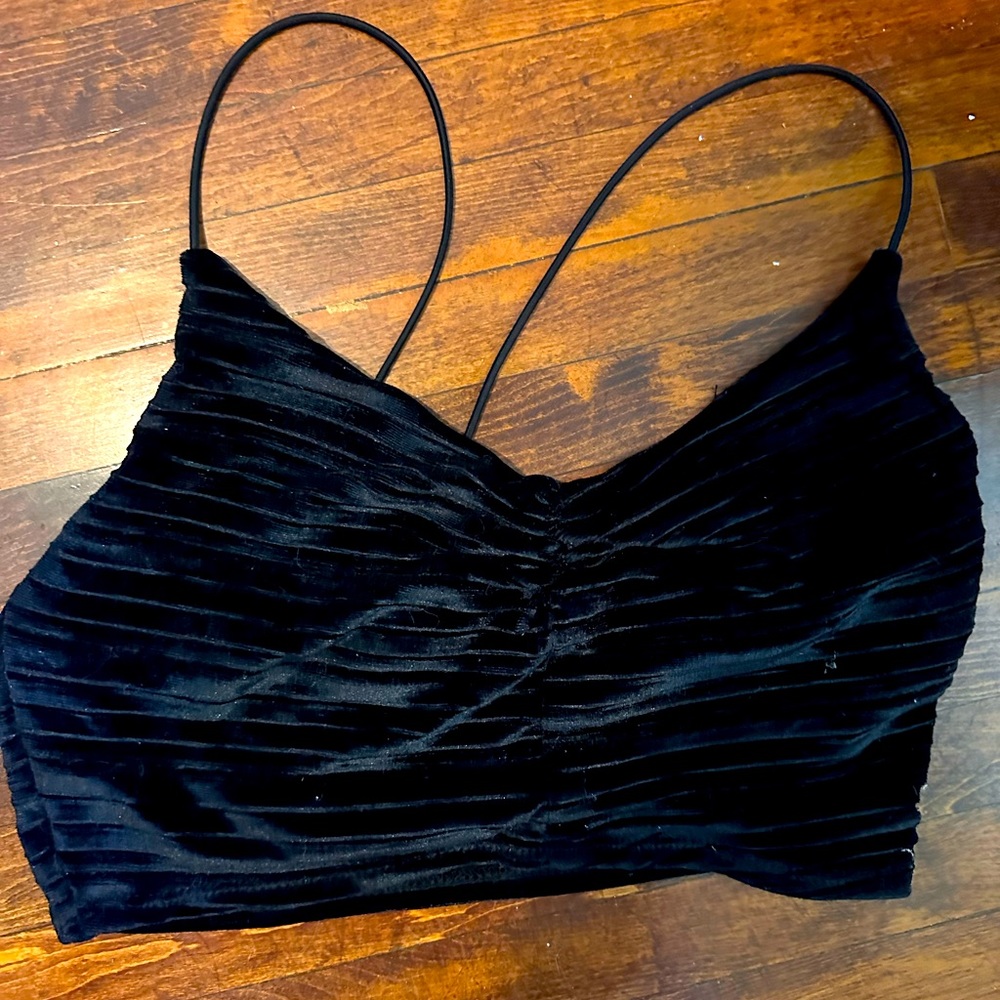 Velour crop. Soft and sexy for a hot summer night out 😉.